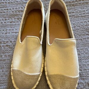 Tommy Bahama Cream and Tan Flats